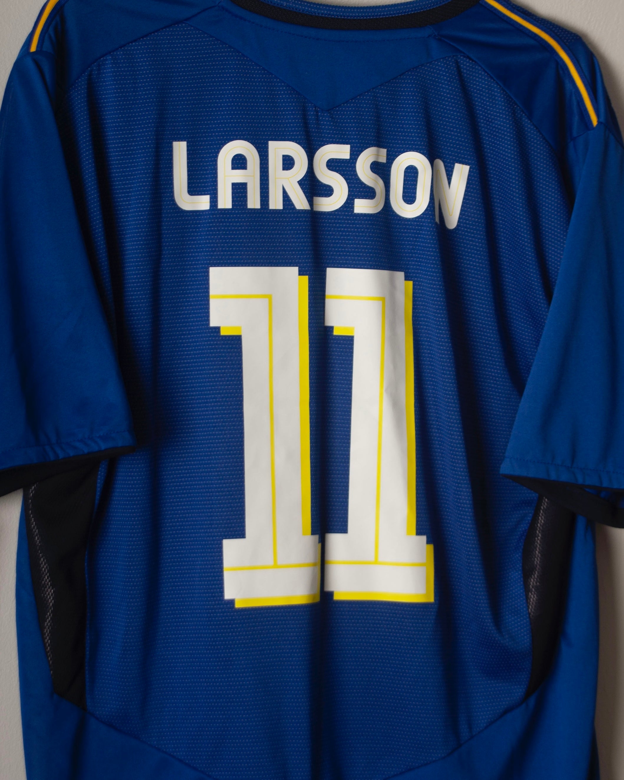 Umbro - Sweden 2005 Away Football Shirt 'LARSSON'