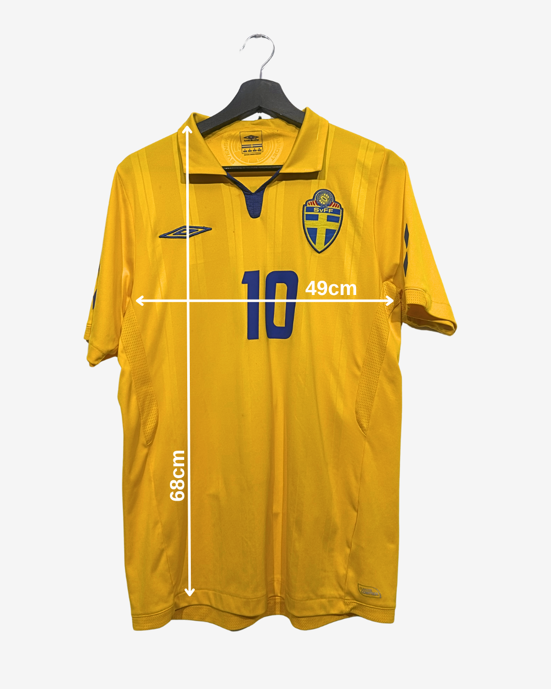 Yellow sports jersey with number 10 and Swedish flag on a hanger with measurements.