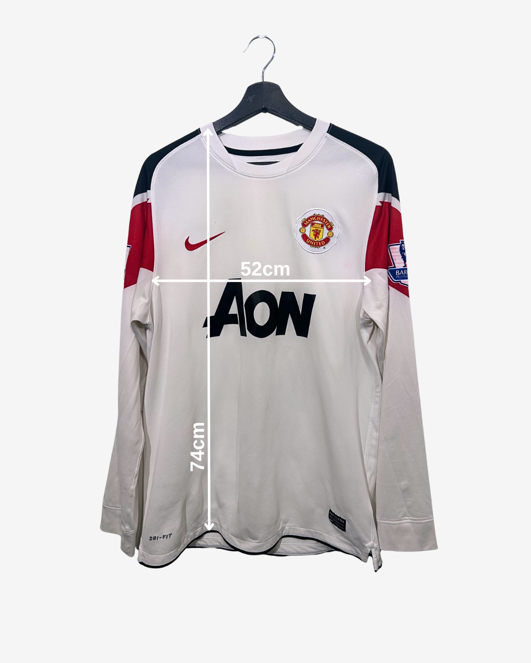 Man United jersey on a hanger with measurements