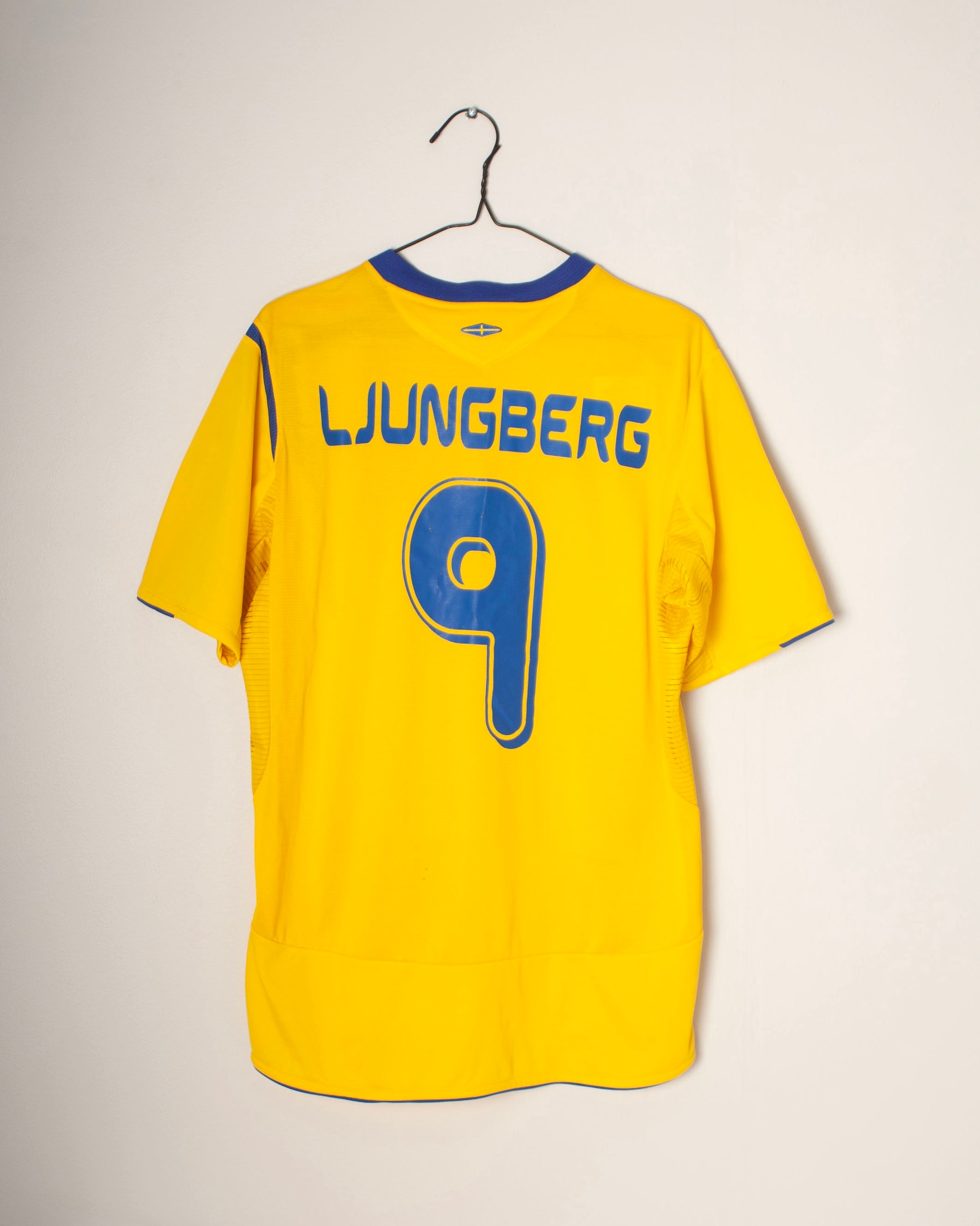 Umbro - Sweden 2006 Home Football Shirt 'LJUNGBERG'