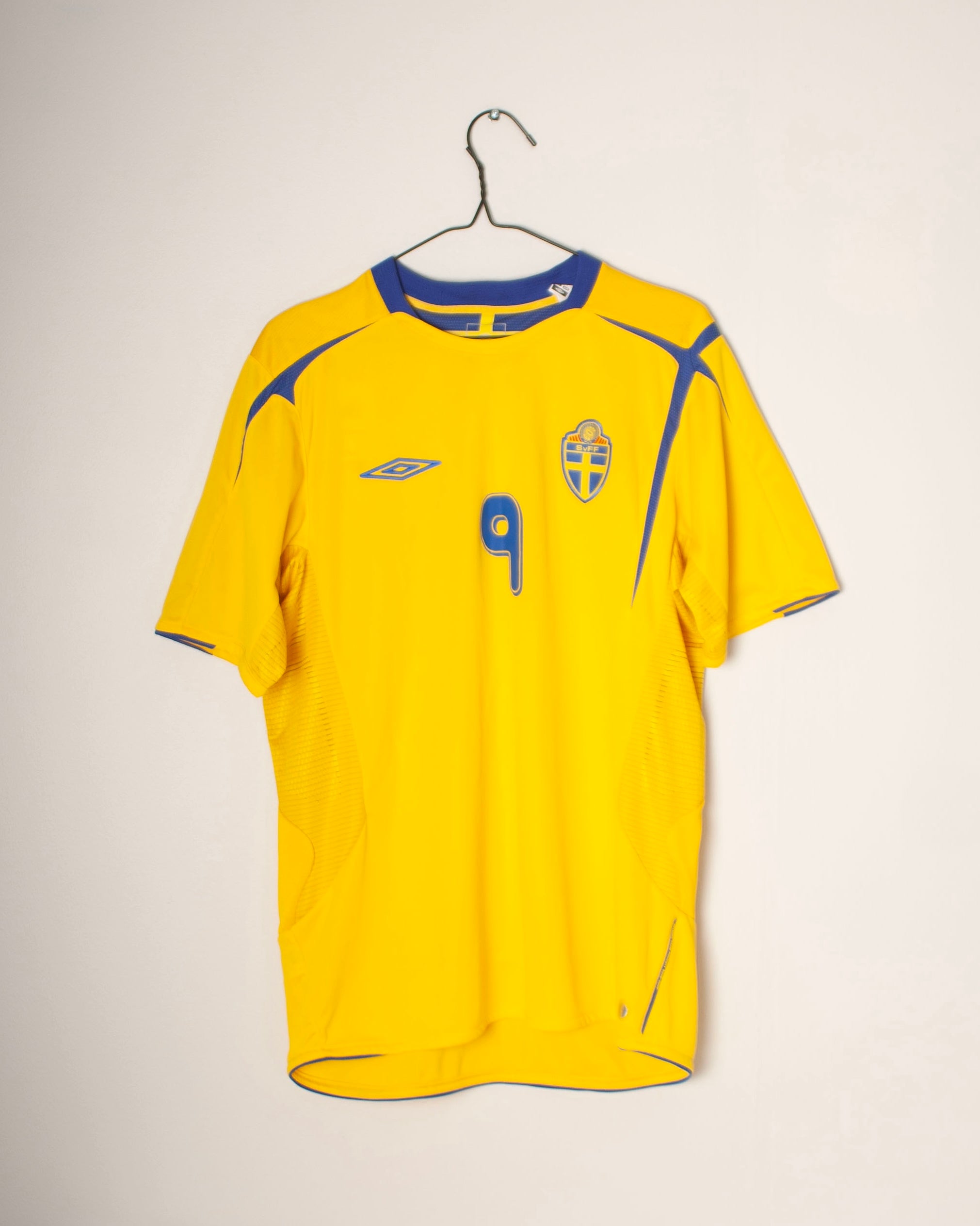 Umbro - Sweden 2006 Home Football Shirt 'LJUNGBERG'
