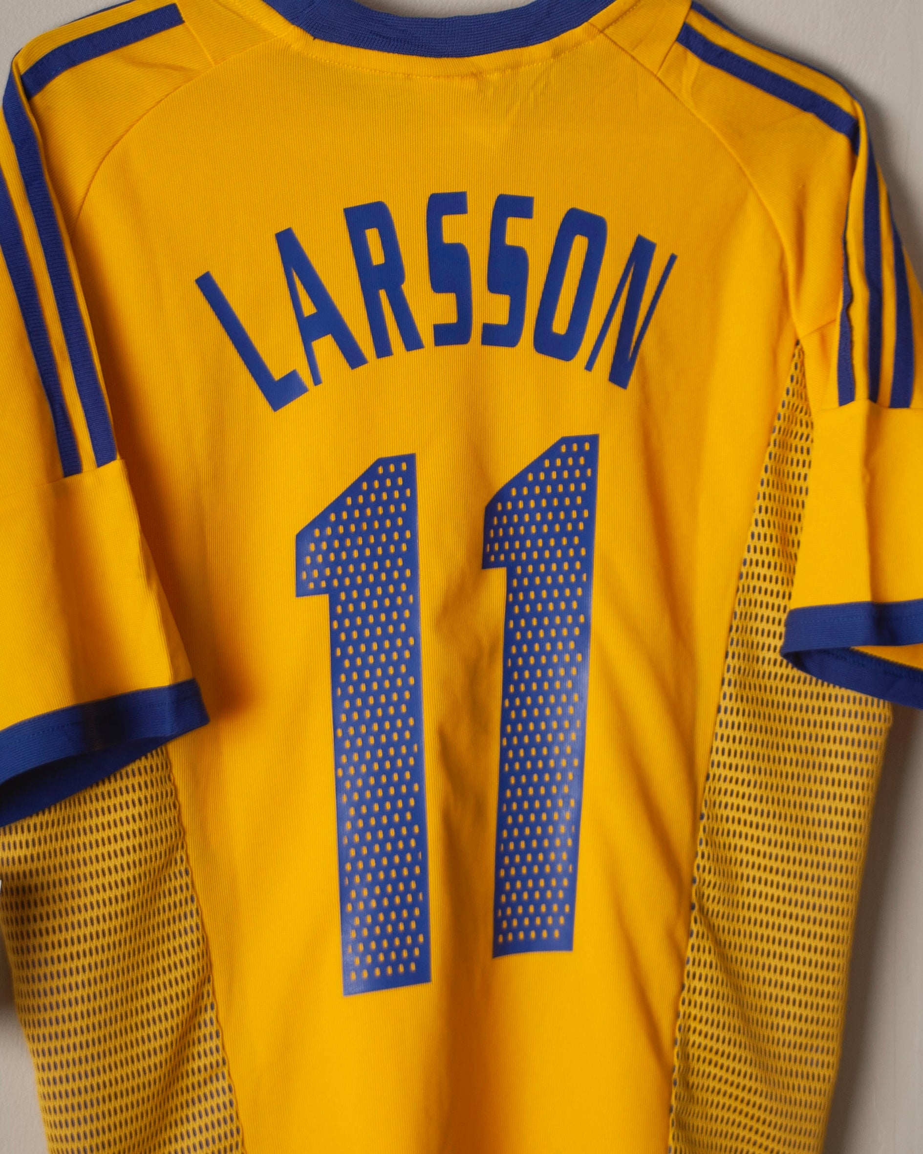 Adidas - Sweden 2002 Home Football Shirt 'LARSSON'