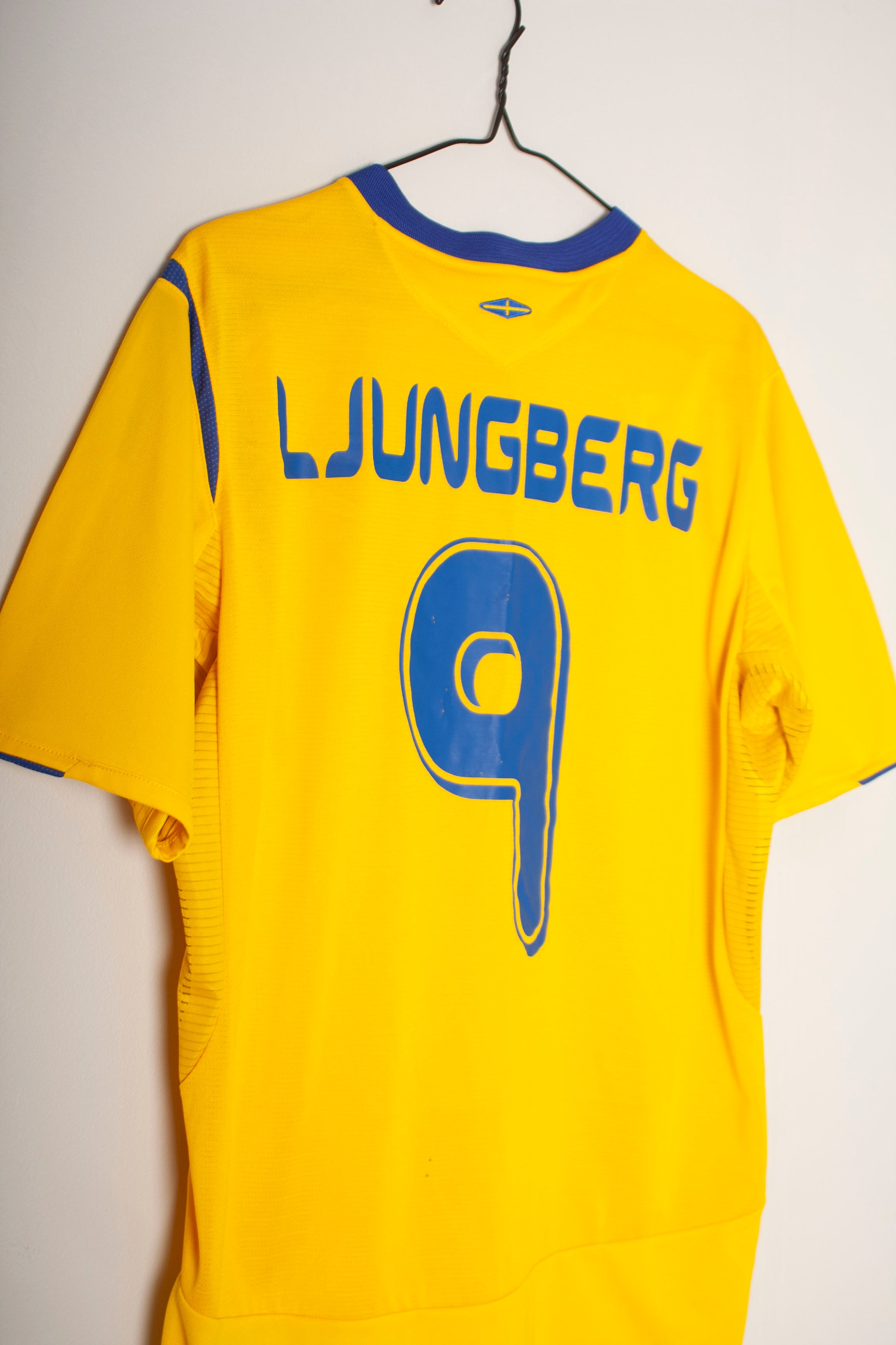Umbro - Sweden 2006 Home Football Shirt 'LJUNGBERG'