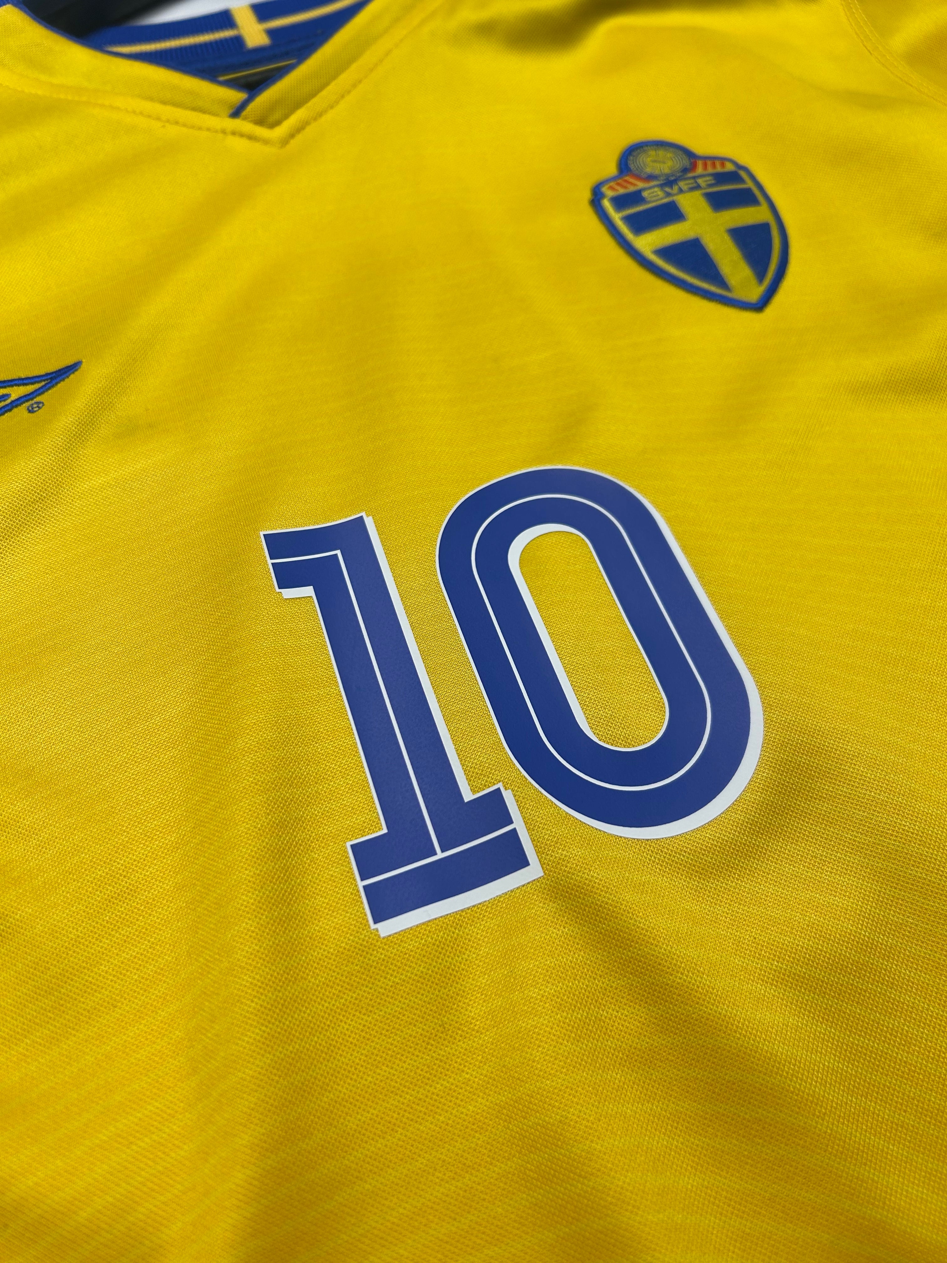 Umbro - Sweden 2004 Home Football Shirt 'IBRAHIMOVIC'
