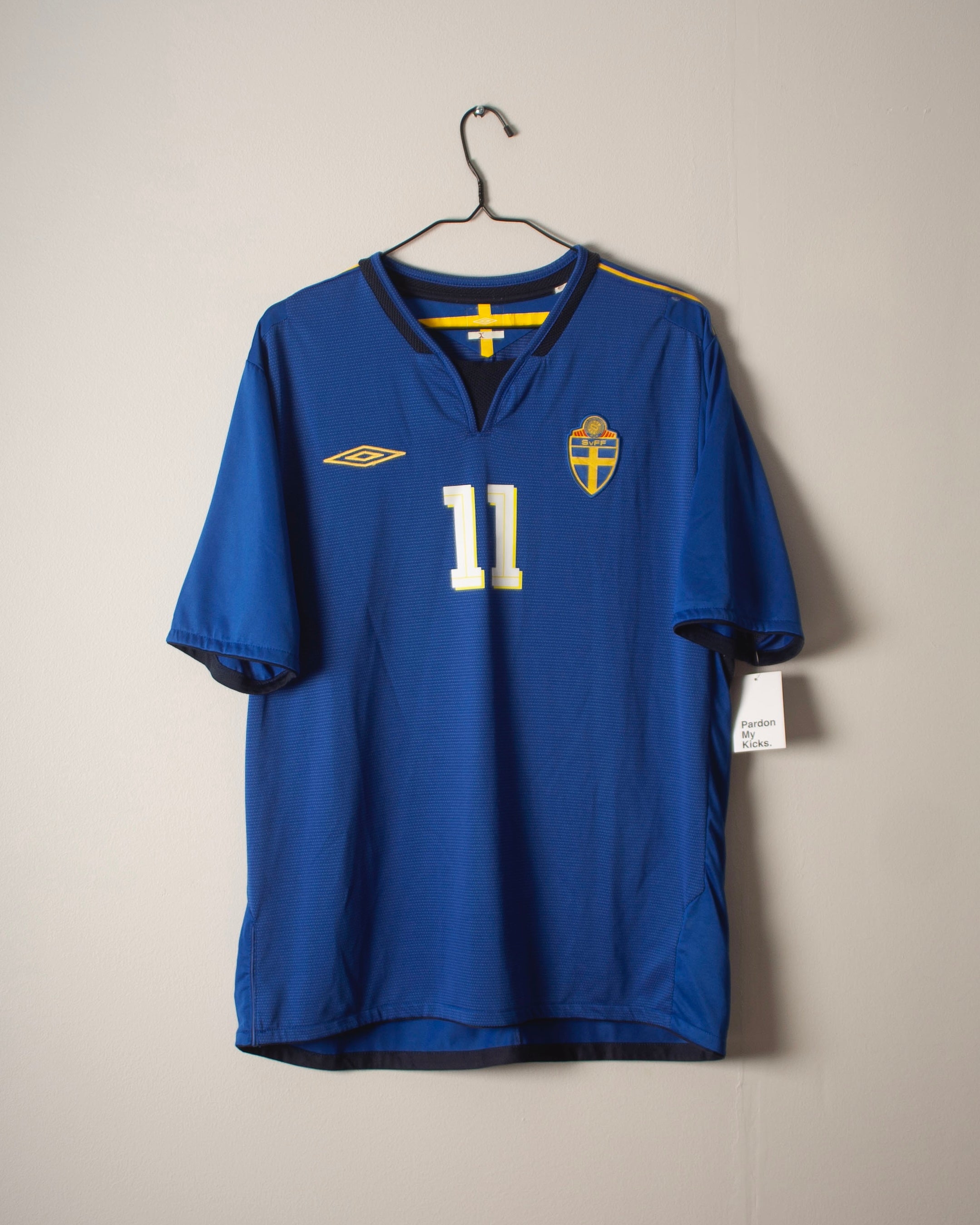 Umbro - Sweden 2005 Away Football Shirt 'LARSSON'