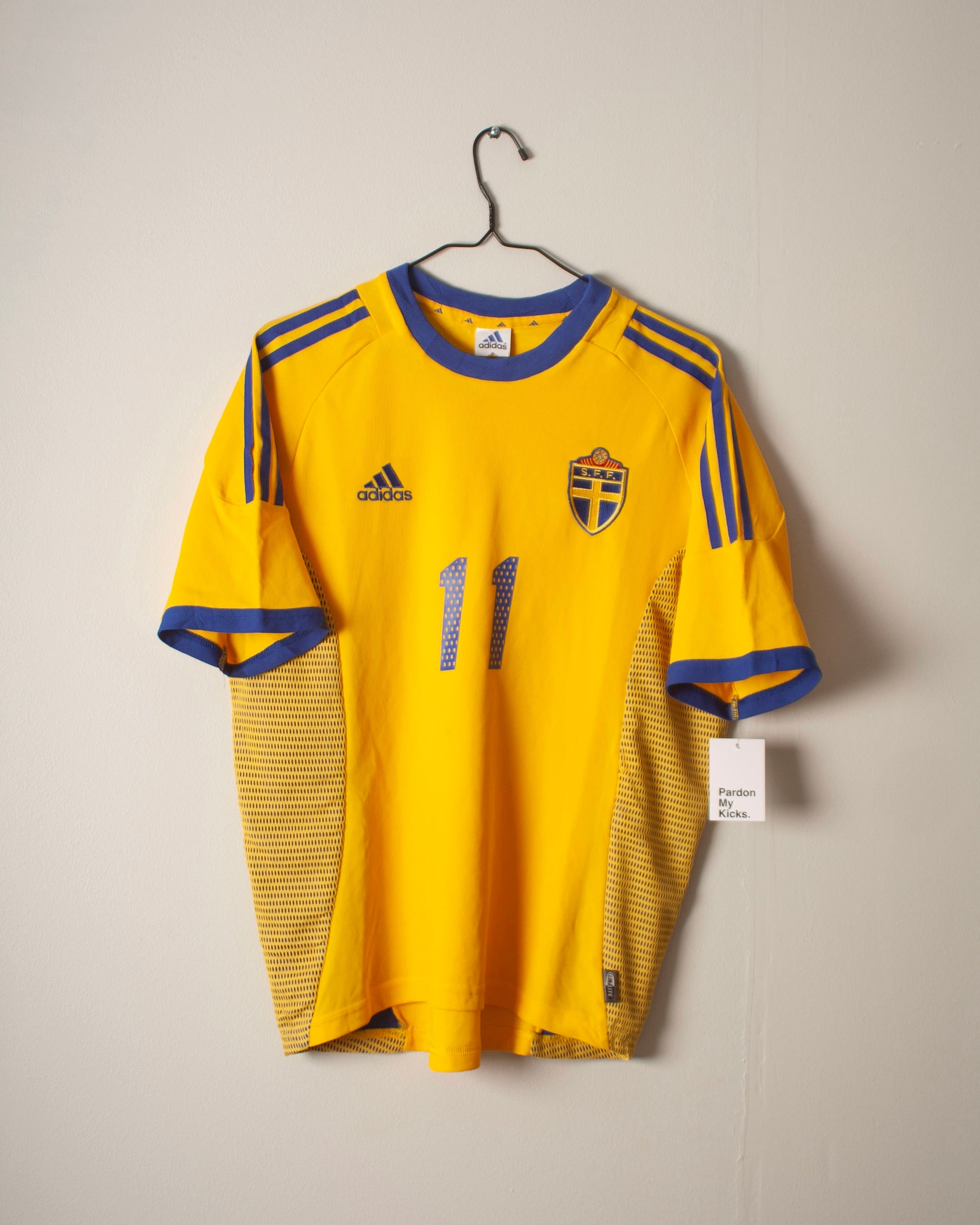 Adidas - Sweden 2002 Home Football Shirt 'LARSSON'